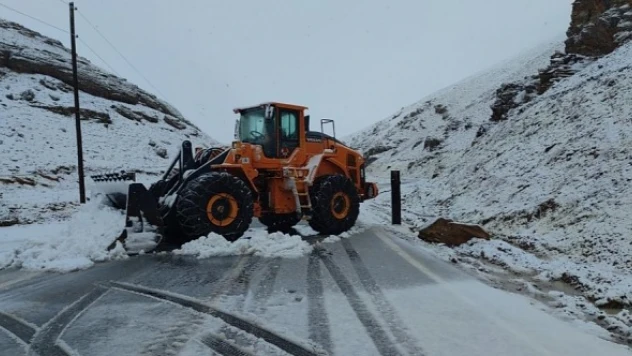 Çığ tehlikesi nedeniyle karayolları ekipleri yolu ulaşıma kapandı