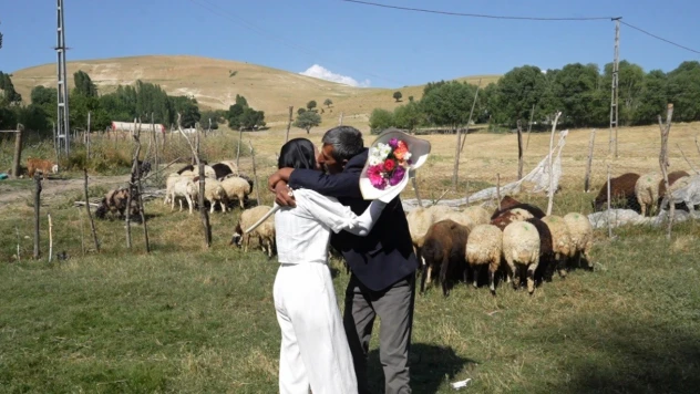 Çimen, YKS sevincini babasıyla çiçekli sürprizle paylaştı