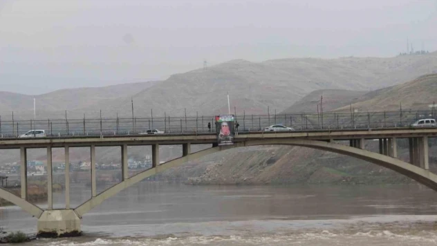 Cizre'de köprüye Ebu Ubeyde'nin posteri asıldı