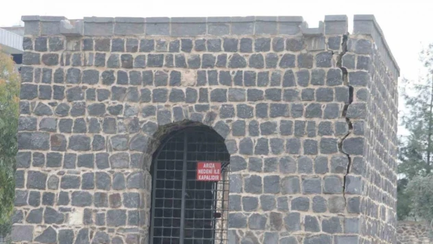 Cizre'de tarihi Abdaliye Medresesi'nin duvarı tehlike saçıyor