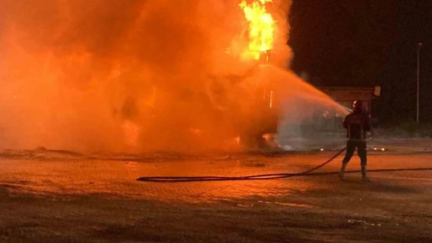 Çocuk bezi taşıyan tırın dorsesi alev topuna döndü