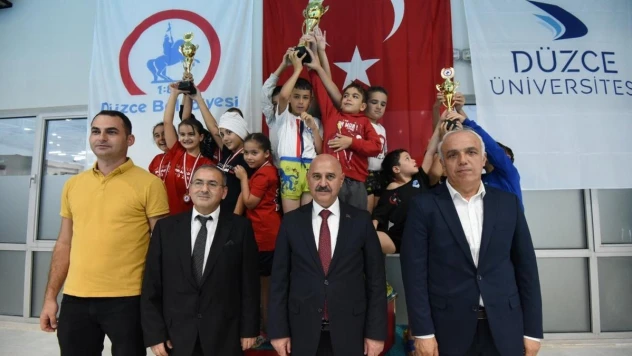 Çocuklar 100. Yıl için kulaç attı