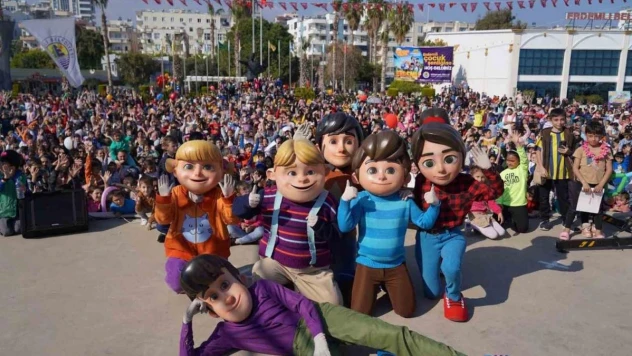 Çocuklar şenlikte 'Rafadan Tayfa Müzikali' ile doyasıya eğlendi