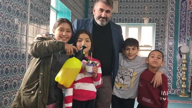 Çocuklara cami alışkanlığı çiçekler ile sağlanıyor