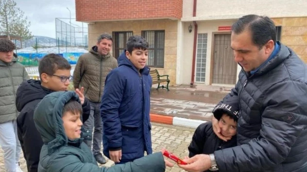 Çocuklara çikolata dağıttı