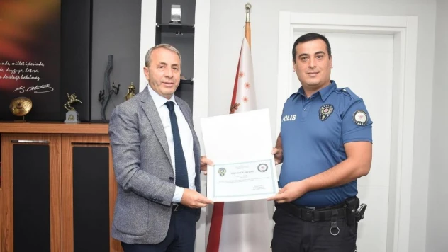Çocuklara şefkat eli uzatan polis teşekkür belgesiyle ödüllendirildi