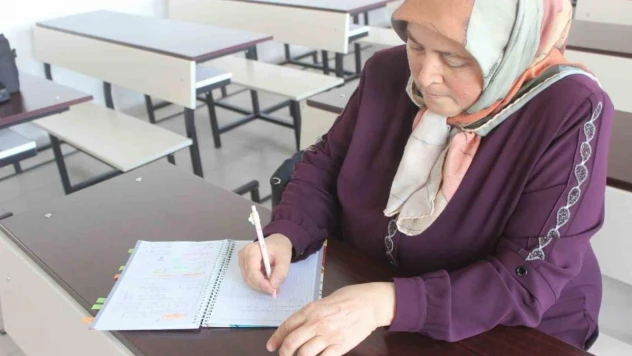 Çocukluk hayali olan üniversiteye 50 yaşında kavuştu