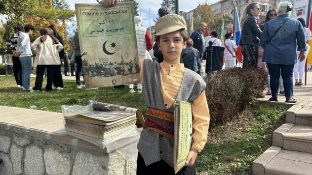 Çorum Belediyesi 'Cumhuriyet Mecmuası' dağıttı