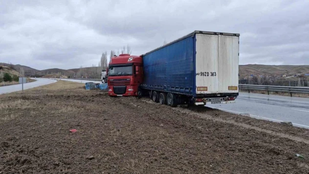 Çorum'da çelik halat yüklü tır orta refüje çıktı