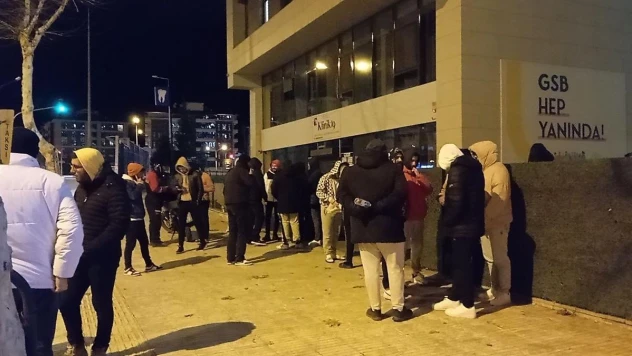 Çorum'daki depremin ardından vatandaşlar sokağa indi