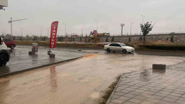 Çukur ve çamurla kaplı yollarının yapılmasını istiyorlar