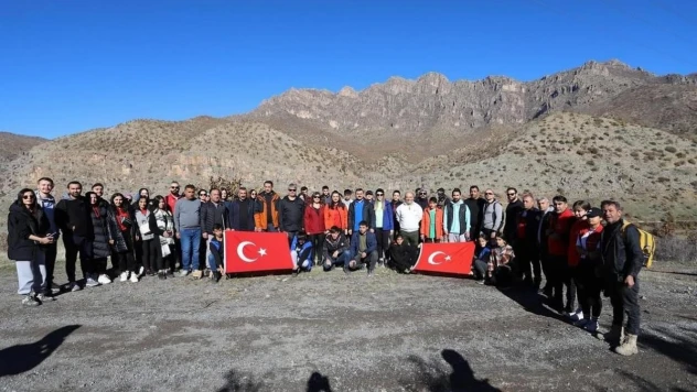 Çukurca'da Belat vadisine doğa yürüyüşü düzenlendi