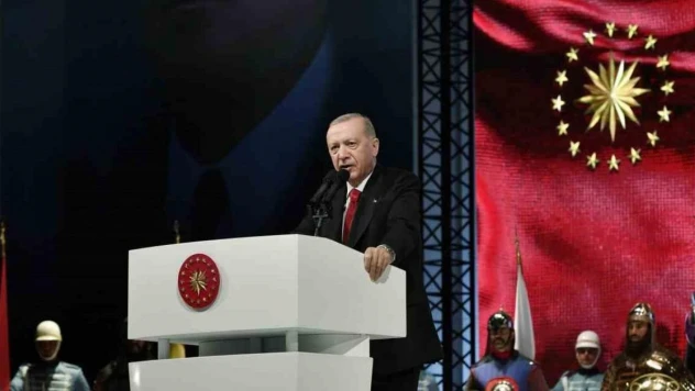 Cumhurbaşkanı Erdoğan: 'Yurt dışındaki şarlatandan emir alarak pis ellerini vatanımıza uzatan FETÖ'cü alçaklar, döktükleri kanla tarihimize kara bir leke olarak geçtiler. Modern dönem Haşhaşilerini ne biz affedeceğiz ne de 252 evladını bir gecede kara top