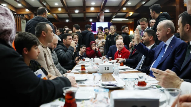 Cumhurbaşkanı Erdoğan'dan geceyi dışarda geçiren vatandaşları ziyaret