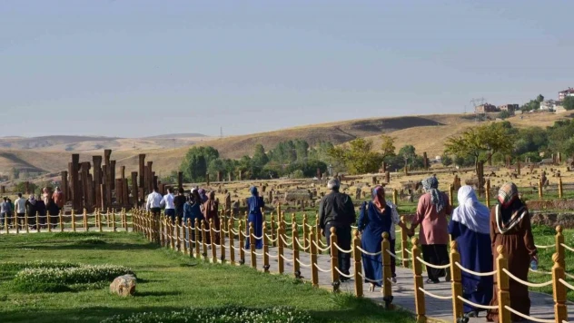 Cumhurbaşkanı Erdoğan'ın çağrısı karşılık buldu: Ahlat'ı son bir haftada 50 bin kişi ziyaret etti