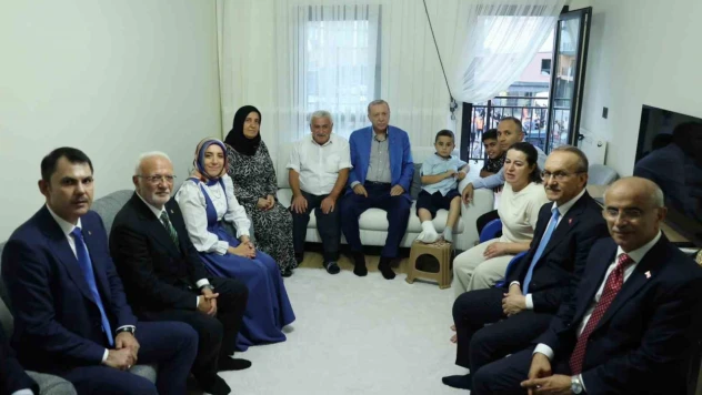Cumhurbaşkanı Erdoğan, Malatya'da depremzede bir aileyi ziyaret etti