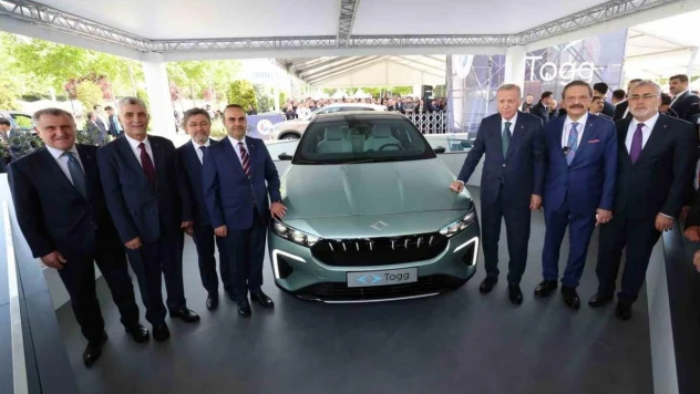 Cumhurbaşkanı Erdoğan, Togg'un yeni modeli T10F'i inceledi