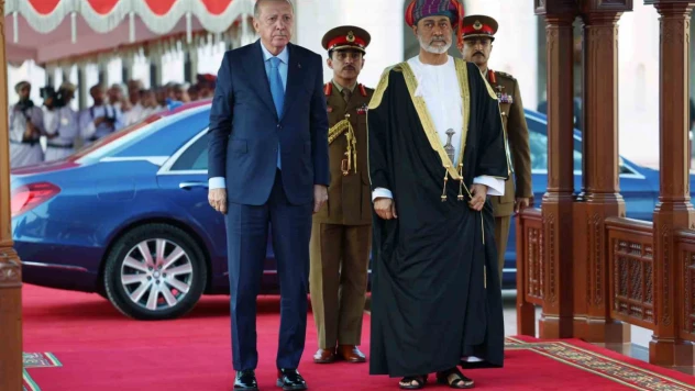 Cumhurbaşkanı Erdoğan, Umman'da resmi törenle karşılandı