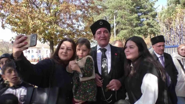 Cumhuriyet Bayramı'nda Atatürk'e benzerliğiyle ilgi odağı oldu