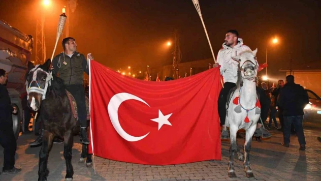 Cumhuriyet'in 100. yılında atlı ve meşaleli fener alayı geçişi yapıldı