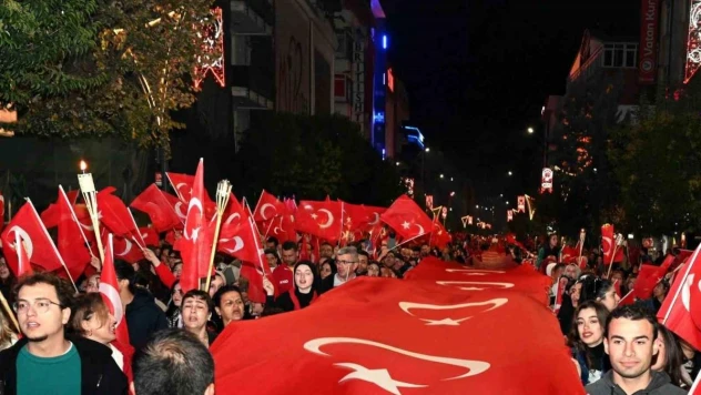 Cumhuriyet'in 100. yılında binlerce kişi fener alayı coşkusu yaşadı