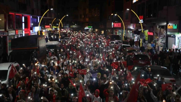 Cumhuriyet'in 100. yılında fener alayında buluştular