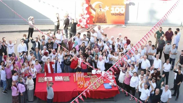 Cumhuriyetin 100. yaşını çalışanlarıyla birlikte kutladı