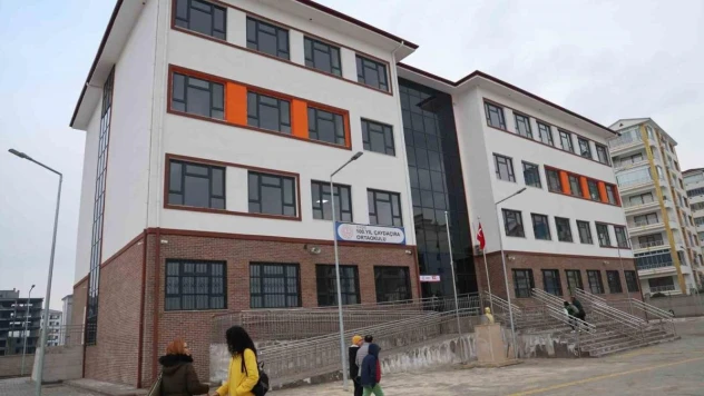 Cumhuriyetin 100. yılında yapımı tamamlanan okul, öğrencilerine kavuştu
