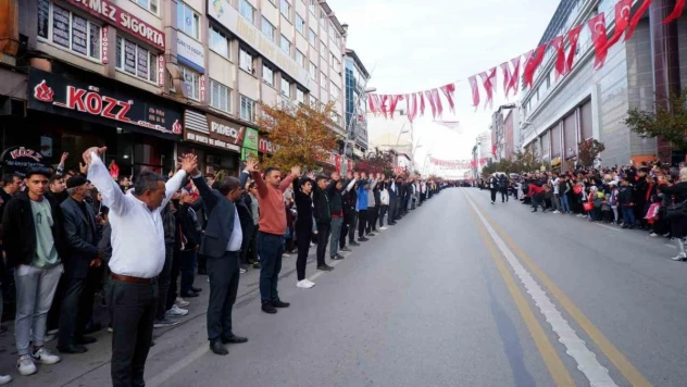 Cumhuriyetin 100. yılını Cumhuriyet Caddesi'nde bar oynayarak kutladılar