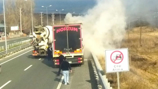 D100'de seyir halindeki tırda çıkan yangın söndürüldü