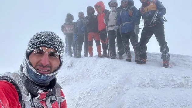 Dağcılar dondurucu soğukta Ağrı Dağı'na tırmandı