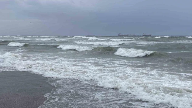 Dalgalar eşliğinde fotoğraf çekildiler