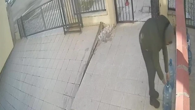 Damacana üzerinde duran su parasına göz dikti