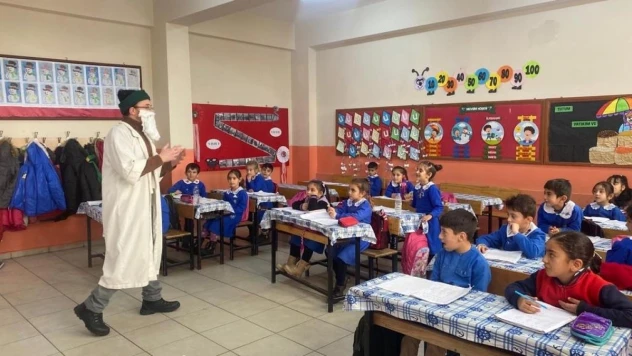 Dede Korkut'un hikâyelerini canlandırarak anlatan öğretmen öğrencilerini eğlendirdi