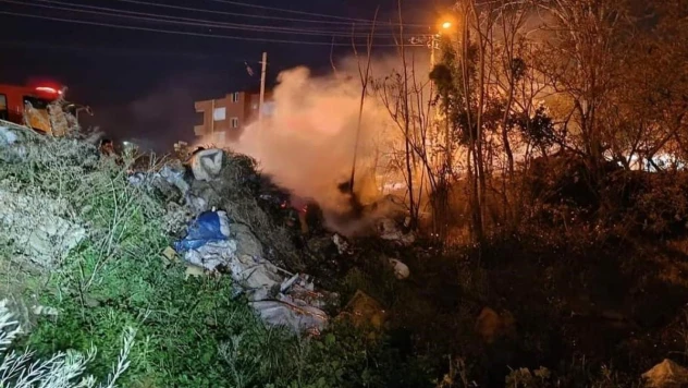 Defne'de çöplük yangını büyümeden kontrol altına alındı