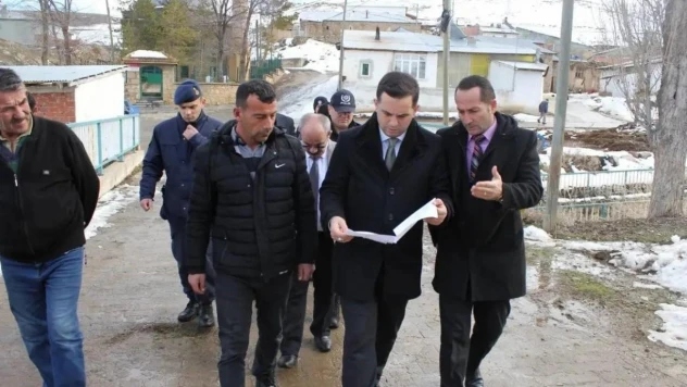 Demirözü Kaymakamı köy köy gezerek vatandaşların sorunlarını dinliyor