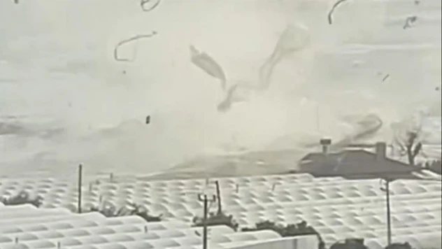 Demre'de hortumun seraları yerle bir ettiği anlar kamerada