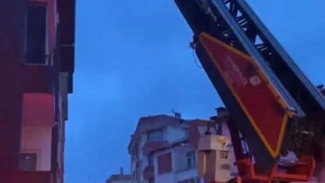 Dengesini kaybedip çatıdan düşerken oluklara tutundu: Mahsur kalan adamı itfaiye kurtardı