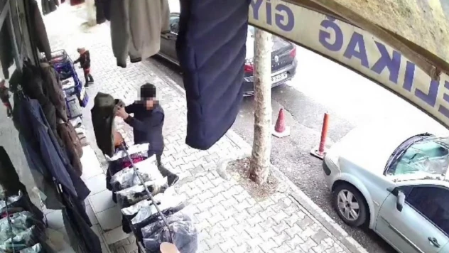 Deniyormuş gibi yaptığı yelekleri çaldı, kameraya yakalandı