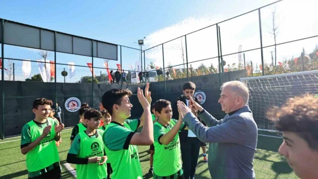 Denizli Büyükşehirden Şemikler'e yeni bir park ve halı saha kazandırdı