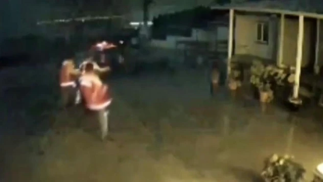 Deprem anında vatandaşların ayakta durmakta güçlük çektiği görüntüler felaketin büyüklüğünü hatırlattı