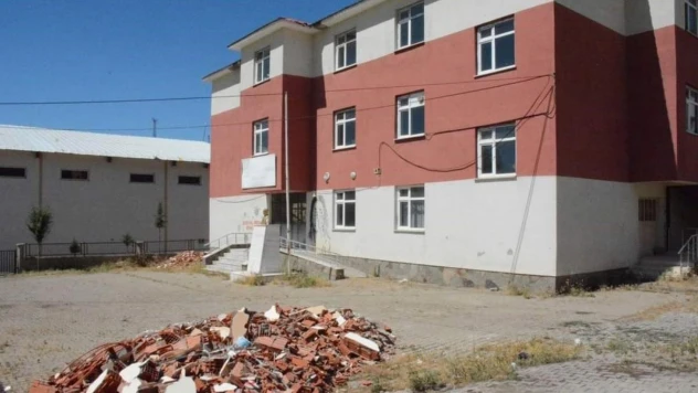 Depremde hasar gören okulun güçlendirme çalışmalarına başlandı