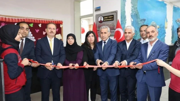 Depremde hayatını kaybeden öğretmenin ismi kütüphaneye verildi