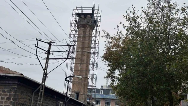Depremde zarar gören Ulu Camii minaresi onarılmaya başlandı