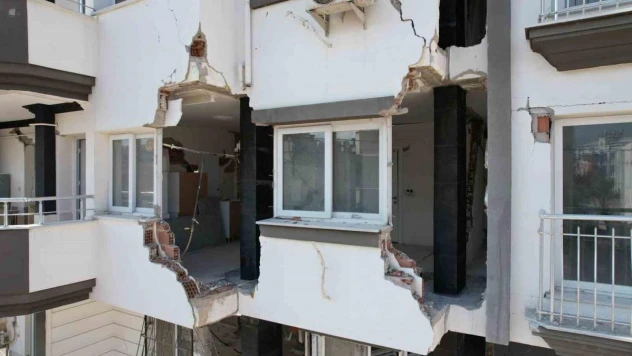 Depremin acısı, binaların üzerindeki korkunç iziyle can yakıyor