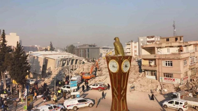 Depremin simgesi saat bir yıldır 04.17'de duruyor