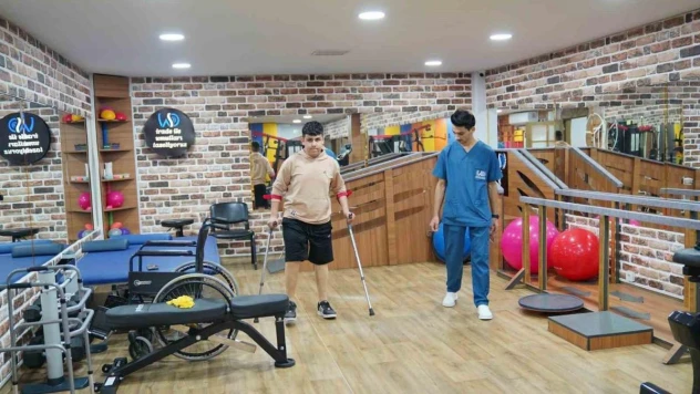 Depremzede Ahmed'e doğan umut güneşi: Kaybettiği bacaklarına protezle kavuştu