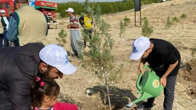Depremzede çocuklar fidan dikti