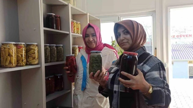 Depremzede gelin ve görümce yöresel yemekler yaparak aile ekonomisine katkıda bulunuyor