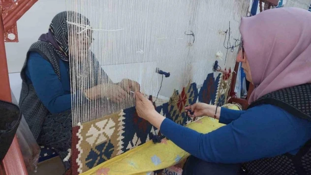 Depremzede kadınlar kilim tezgahında ilmik atıyor